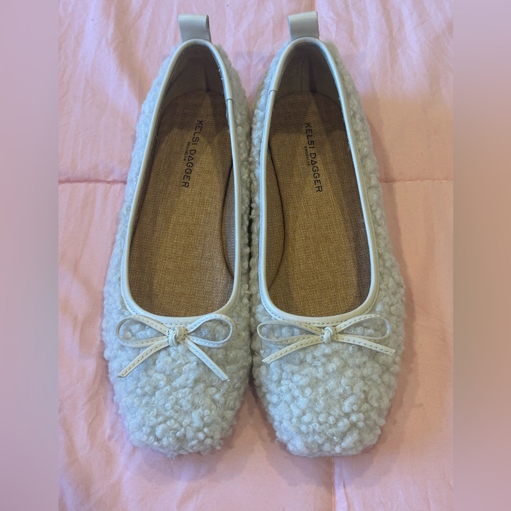Kelsi Dagger Cream Colored Sherpa Teddy Bear Flats with Bow 🧸